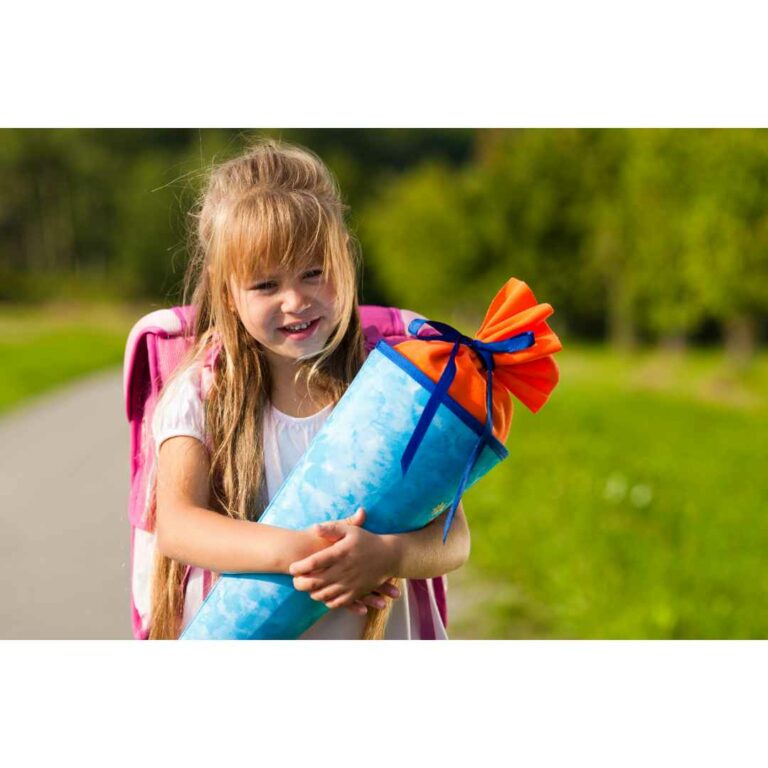 Kinder freuen sich über ihre schön gefüllte Schultüte