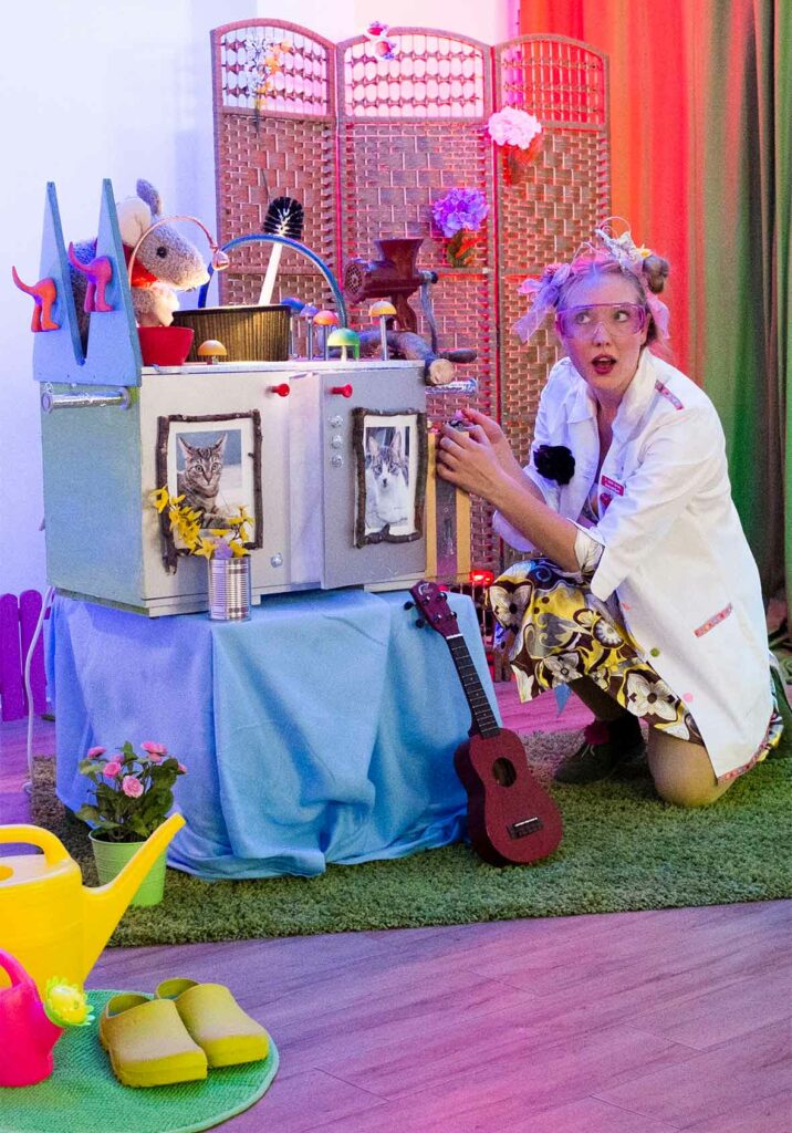 Jana Marie Backhaus als Dr. Wanda Kuriosa im Kindertheaterstück "Die Wunschmaschine"